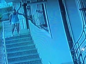 Haciz memurlarını yarı çıplak halde silahla kovalayan şahıs kamerada