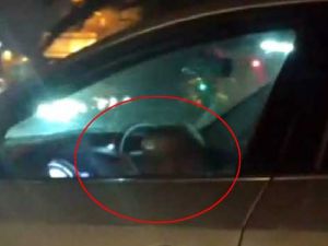 Kucağındaki çocukla araç kullanan sürücü görenleri hayrete düşürdü