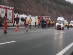 Ankara-İstanbul Otobanı'nda otobüs devrildi: 2 ölü, 20 yaralı