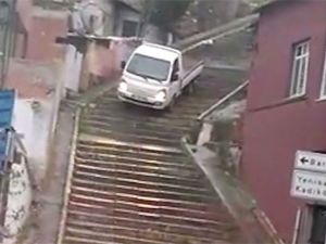 Kestirmeden inmek için aracını merdivenlere sürdü
