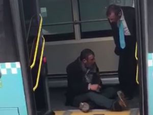 Tinerci, otobüsten inmeyince şoförü çileden çıkardı