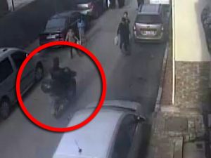 Yolda yürüyen kadına kapkaç şoku kamerada