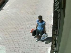 Litrelik sularla kendilerini kamufle eden hırsızlar kamerada