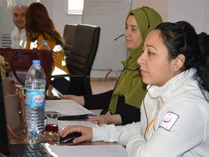 112’yi arayıp, dakikalarca şarkı söyledi