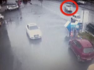 E-5’te kayan kamyonet dört araca böyle çarptı