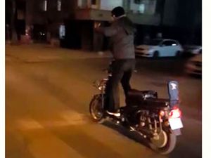Motosikletle seyir halindeyken ayağa kalktı
