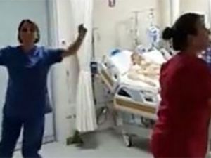 Yoğun bakımda göbek atıp, oynadılar