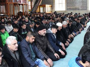 Top atışları altında cuma namazı