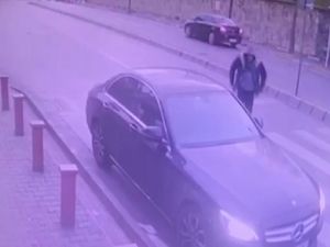 Ekmek almak için indi arabasından oldu