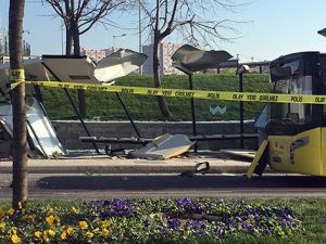 Üsküdar'da otobüs durağa daldı: 3 ölü