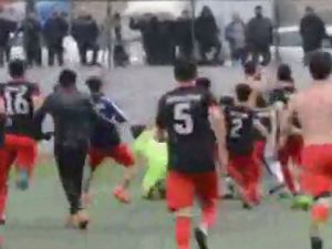 Amatör maçta futbolcuların tekme tokat kavgası kamerada