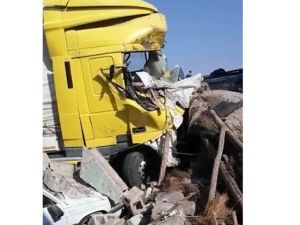 Kontrolden çıkan tır otomobili ezip eve daldı