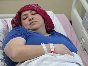 Kadın çalışanı döverek hastanelik etti