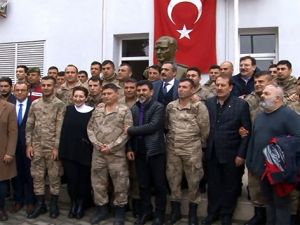 Sanatçılar Mehmetçik’e destek için sınırda