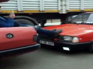 Çekme halatı yerine bacaklarını kullandı