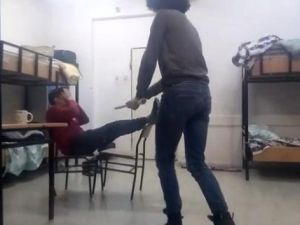 Darp ettikleri öğrenciyi cep telefonuna çektiler