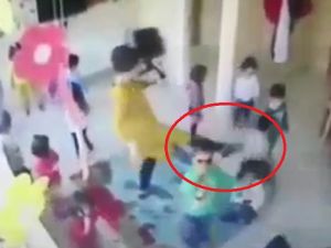 Çocuklara şiddet! Terlik ve tekmelerle vurdular