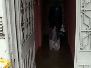 Hastaneye gidebilmek için üzerine poşet giyerek suya girdi