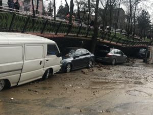 Eyüp'te park duvarı çöktü! Araçlar göçük altında kaldı