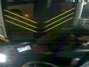 Otobüs şoförüne tornavidalı saldırı kamerada