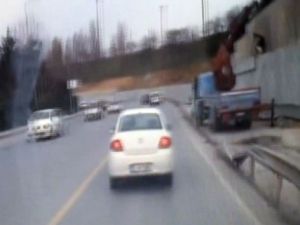 İkitelli'de otomobil bariyerlere girdi