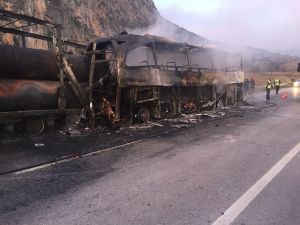 Yolcu otobüsü tıra çarptı: 10 ölü, 18 yaralı var