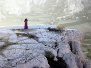 Kırgız kız, erkek arkadaşını dakikalarca tokatladı