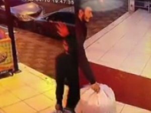 Ceviz dolu çuvalı çalan hırsız kameraya el salladı