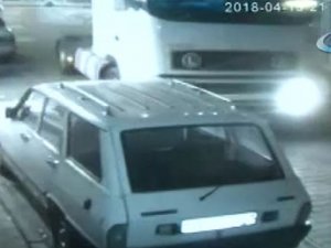 Sokağa giren tır dehşet saçtı