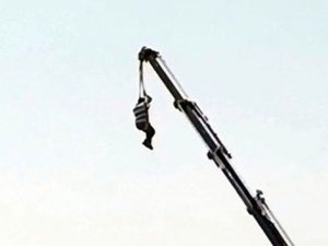 Metrelerce yükseklikteki vinci salıncak yaptı