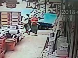 Kontrolden çıkan otomobil yayalara böyle çarptı