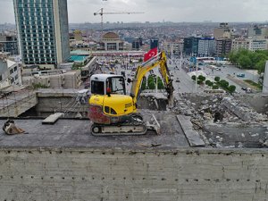 AKM’nin tepesinde yıkım yapan vinç yürekleri ağza getirdi