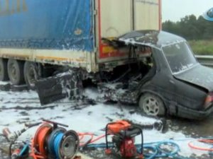 İnanılmaz! Hurdaya dönen otomobilden sağ çıktı...