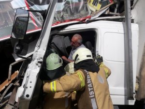 Büyükçekmece'de kontrolden çıkan kamyon dükkana girdi