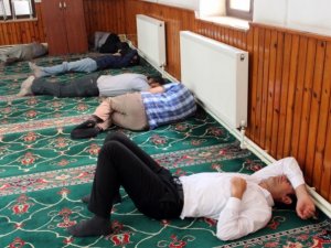 Vatandaşlar serinlemek için camiye koşuyor