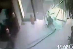 Cam kapıyı görmedi!