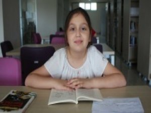 Minik öğrenciden alkışlanacak hareket