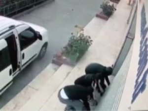 Sahte plakalı, levyeli hırsızlar kamerada