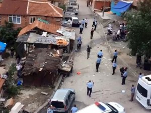 Düğünde onlarca kişi taş ve sopalarla birbirine girdi