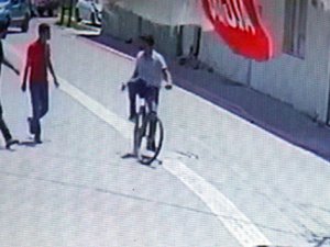 Yaşlı kadının 10 bin lirasını çalıp kaçtılar