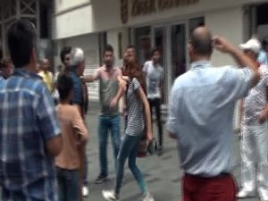 İstiklal Caddesi'nde turistlerin tekme tokat kavgası kamerada