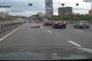 Yerde metrelerce sürüklendi!