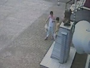 Yere düşen bayrağı öpüp kaldırdılar