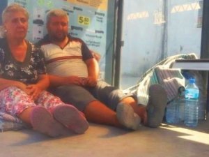 Engelli oğluyla durakta yatan annenin yardım çığlığına binler ses verdi