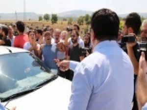 HDP'li vekil güvenlik güçleriyle tartıştı aracıyla yolu kapattı