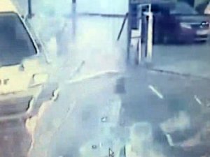 İstanbul’da servis minibüsünün karıştığı feci kaza kamerada