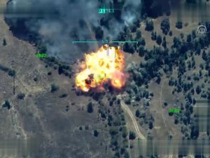 Mühimmat yüklü araç böyle vuruldu