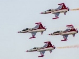 Türk Yıldızları’ndan nefes kesen prova