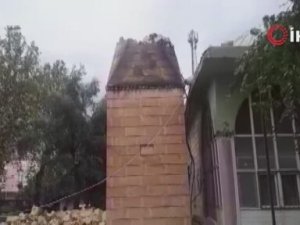 Ambulansın üzerine caminin minaresi devrildi!