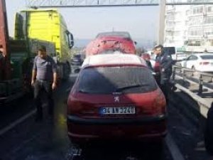 Alev alan araç E-5 karayolunda trafiği kilitledi